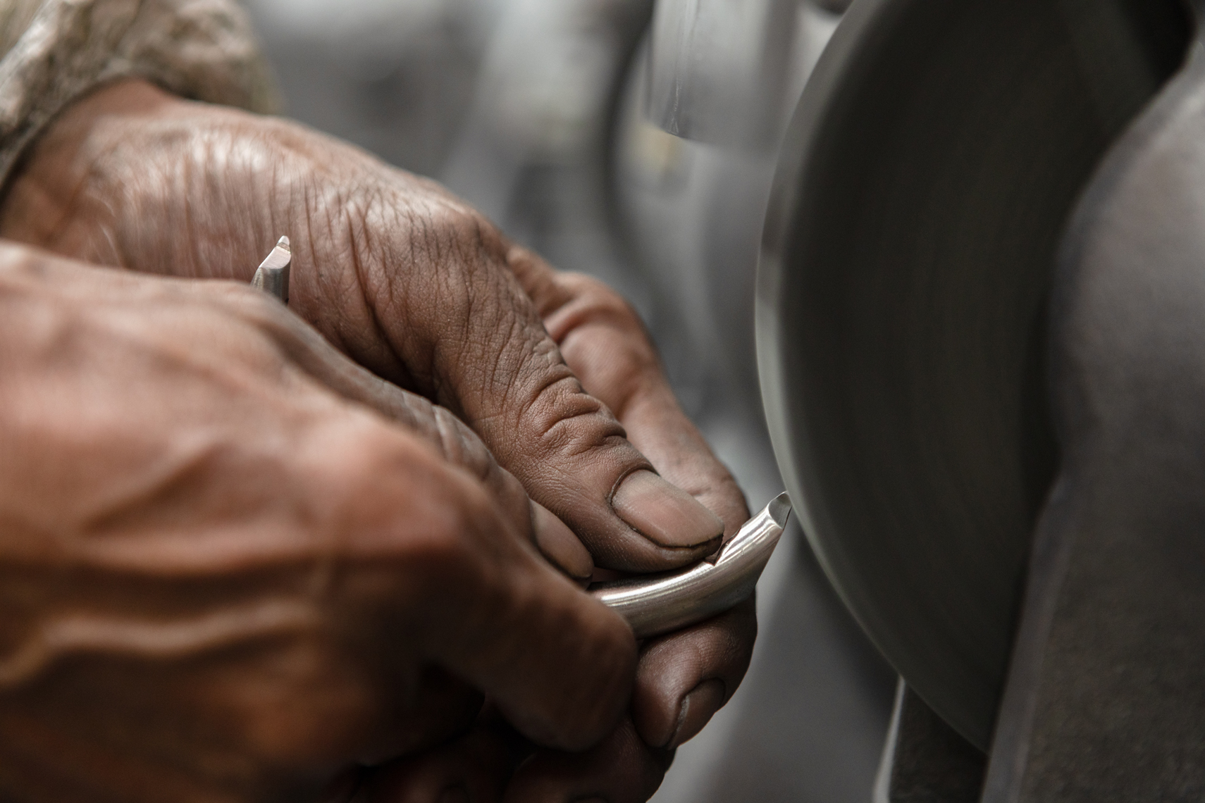 andrew-young-photography-industrial-photographer-chicago-carol-stream-midwest-illinois-us-michigan-wisconsin-manufacturing-buffing-wheel-hands-industial-photography
