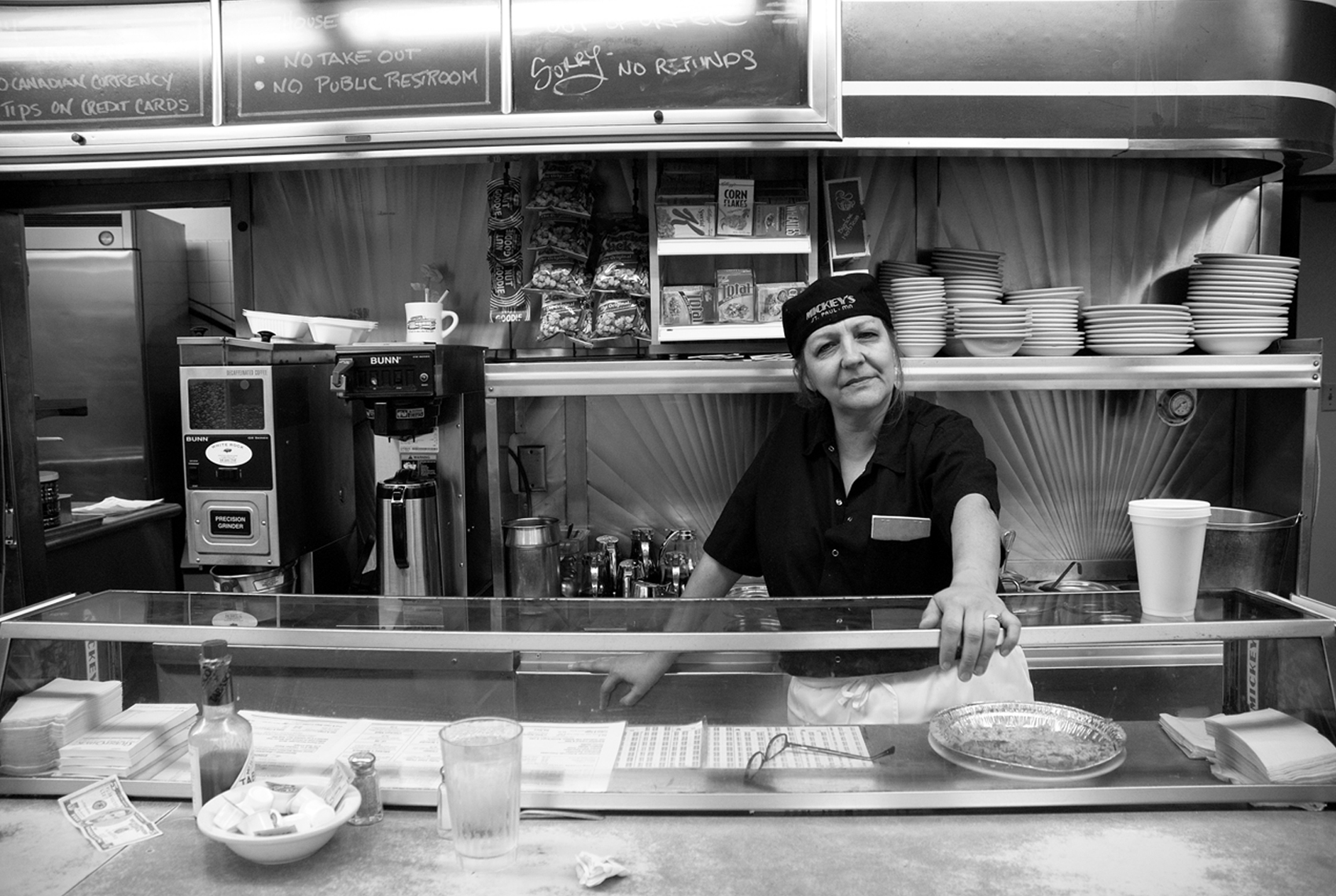 andrew-young-photography-street-portraits-photographer-mickys-diner-st.-paul-minnesota-chicago-geneva-batavia-saint-charles-illinois